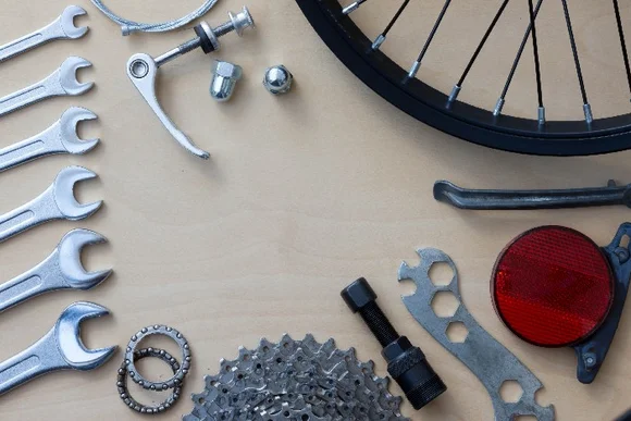 Fahrradteile und Werkzeug